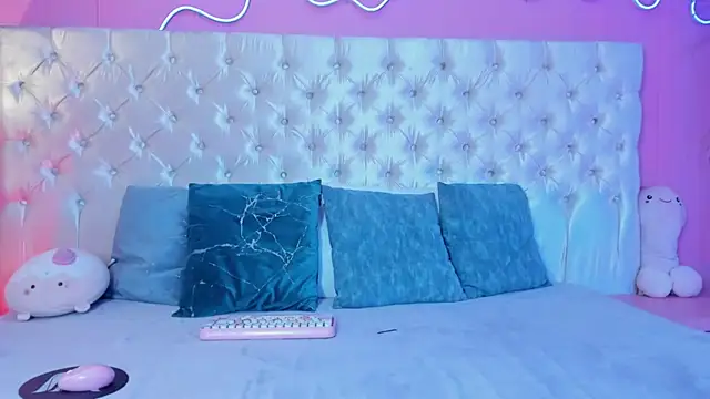 Julieta Cortes   online show from December 2025 12:10:01 PM