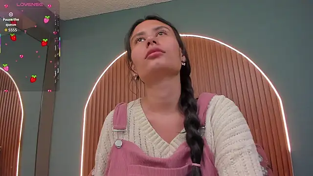 NayeCloud online show from November 2025 03:32:02 AM