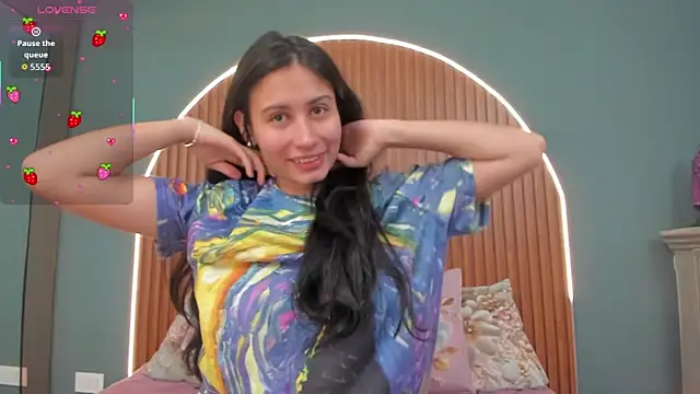 NayeCloud online show from December 2025 03:34:01 AM