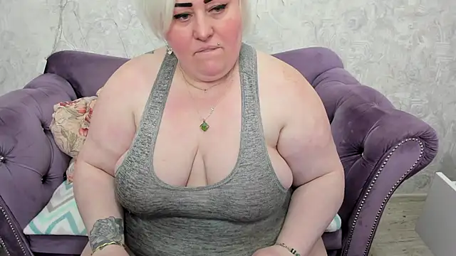 Snapshot of fashiona chatting on February 2025 08:31:01 PM fashiona online show from February 2025 08:31:01 PM