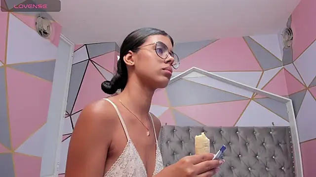 Snapshot of Isa_little4u chatting on February 2025 12:33:01 AM Isa little4u online show from February 2025 12:33:01 AM