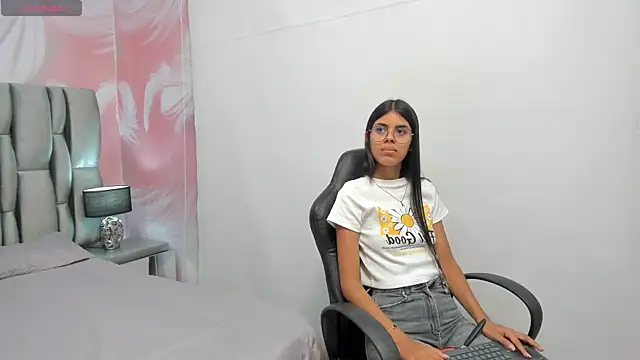 Snapshot of Isa_little4u chatting on February 2025 03:00:02 AM Isa little4u online show from February 2025 03:00:02 AM