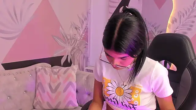 Snapshot of Isa_little4u chatting on March 2025 01:57:02 PM Isa little4u online show from March 2025 01:57:02 PM