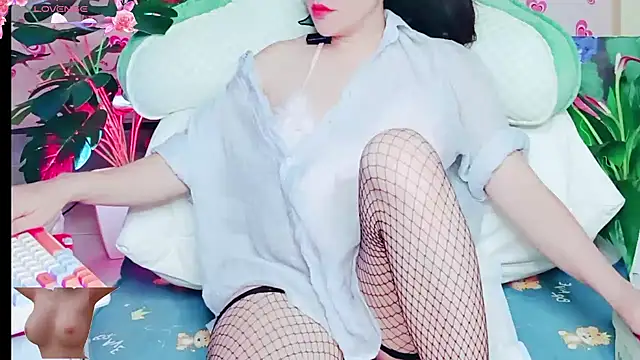 Snapshot of Lisagir69 chatting on February 2025 12:11:01 PM Lisagir69 online show from February 2025 12:11:01 PM
