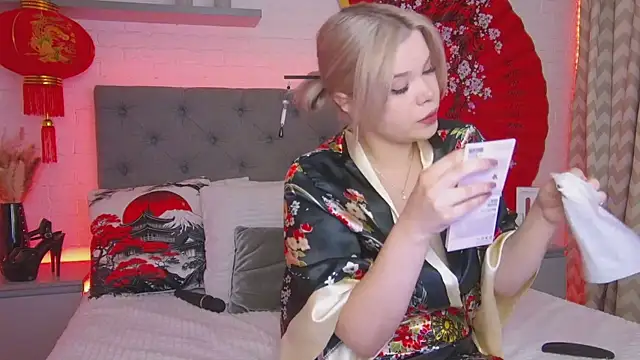 Snapshot of Born_to_Blow chatting on October 2025 01:20:02 AM Born to Blow online show from October 2025 01:20:02 AM