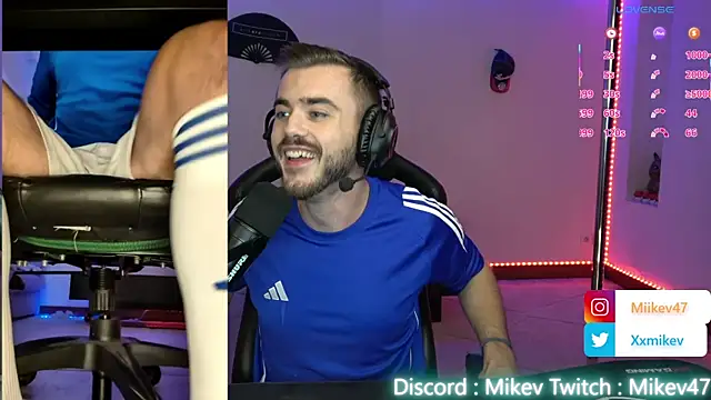 Snapshot of Mikev chatting on October 2025 07:07:02 PM Mikev online show from October 2025 07:07:02 PM