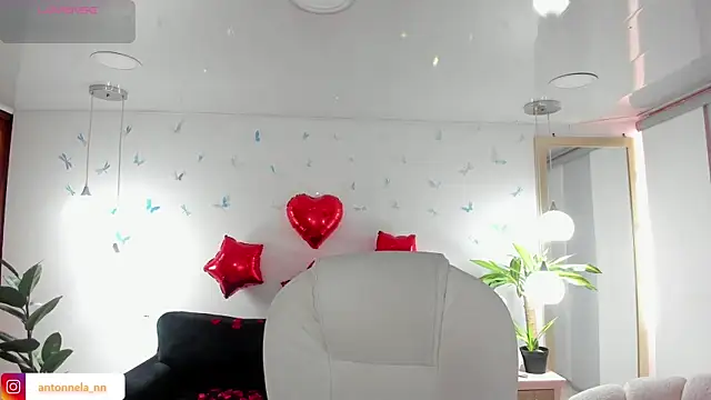 Snapshot of _Antonnela_ chatting on February 2026 02:03:01 PM Antonnela online show from February 2026 02:03:01 PM