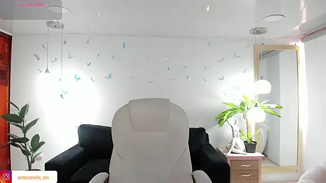 Snapshot of _Antonnela_ chatting on February 2026 01:43:01 PM Antonnela online show from February 2026 01:43:01 PM