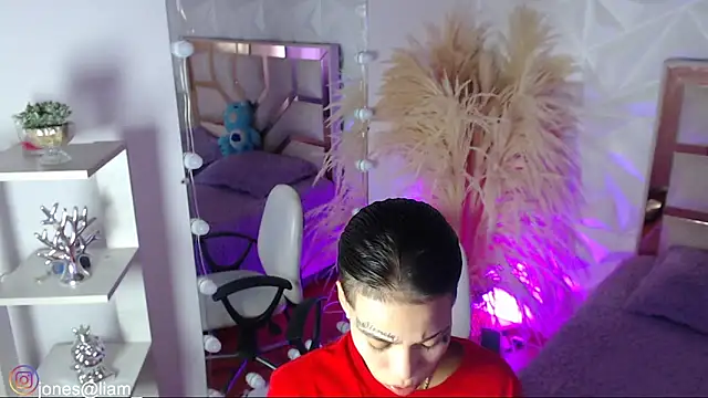 Jonesliam23 online show from February 2026 07:18:01 PM