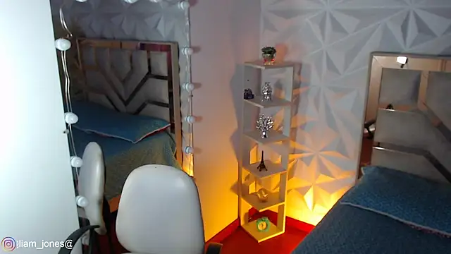 Jonesliam23 online show from April 2026 07:28:01 PM