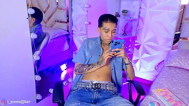 Jonesliam23 online show from May 2026 08:43:02 PM