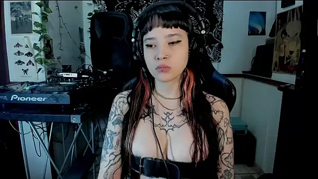 Snapshot of Demongirl6666 chatting on March 2025 04:38:02 AM Demongirl6666 online show from March 2025 04:38:02 AM