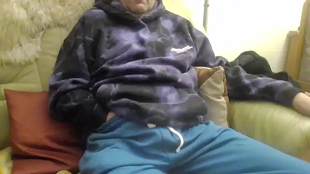 Snapshot of Lutzi1 chatting on December 2024 05:10:01 PM Lutzi1 online show from December 2024 05:10:01 PM