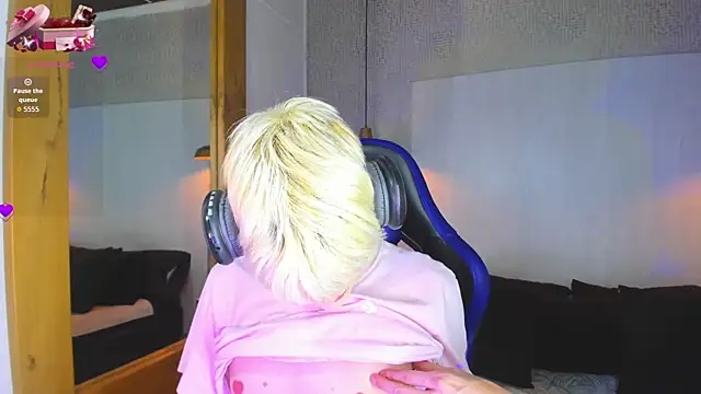 VladHellsing4 online show from April 2026 03:31:02 PM