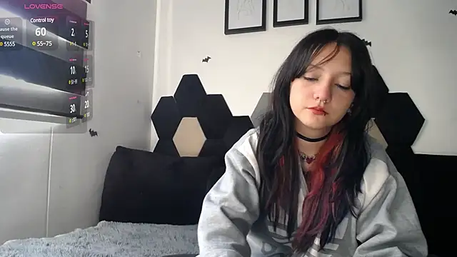Maki Zein online show from December 2024 01:17:01 PM