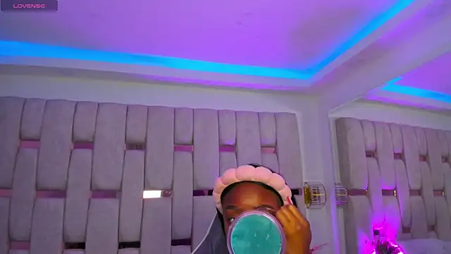 mia schwarz online show from April 2026 10:02:02 PM