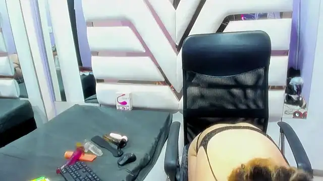 Snapshot of AndrySaenz18 chatting on January 2025 03:16:01 AM AndrySaenz18 online show from January 2025 03:16:01 AM