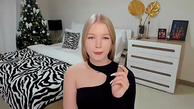Snapshot of shy__lady chatting on December 2024 06:44:02 PM shy lady online show from December 2024 06:44:02 PM