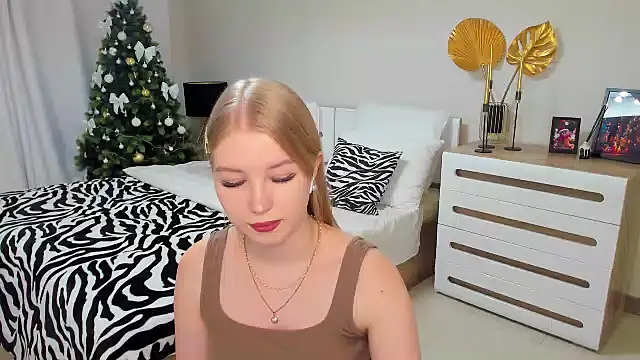 Snapshot of shy__lady chatting on December 2024 06:16:02 PM shy lady online show from December 2024 06:16:02 PM