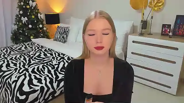 Snapshot of shy__lady chatting on January 2025 12:41:01 AM shy lady online show from January 2025 12:41:01 AM