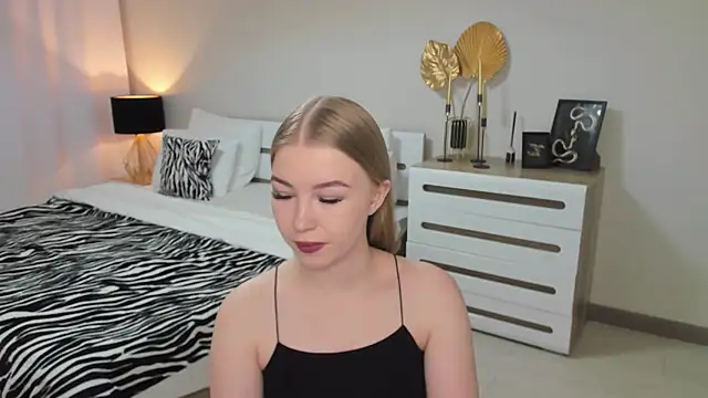Snapshot of shy__lady chatting on March 2025 06:30:01 PM shy lady online show from March 2025 06:30:01 PM
