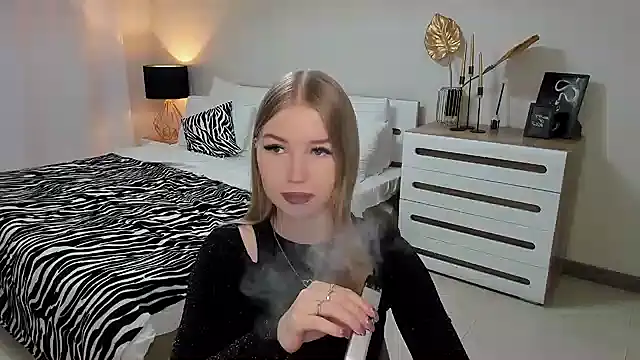 Snapshot of shy__lady chatting on March 2025 09:24:02 PM shy lady online show from March 2025 09:24:02 PM