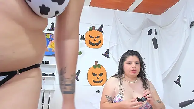 Snapshot of Karol_IsabelCouple chatting on November 2025 09:39:01 PM Karol IsabelCouple online show from November 2025 09:39:01 PM