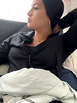 Sara luna  online show from November 2025 03:46:01 PM