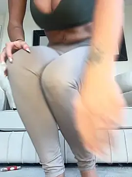 UKSYDNEYFOX online show from February 2025 12:59:01 PM