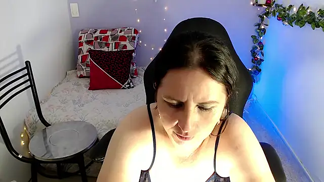 victoria jones online show from February 2025 06:49:02 PM