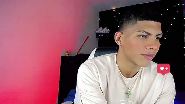 Snapshot of Damian_latinxxx chatting on December 2024 03:29:02 AM Damian latinxxx online show from December 2024 03:29:02 AM