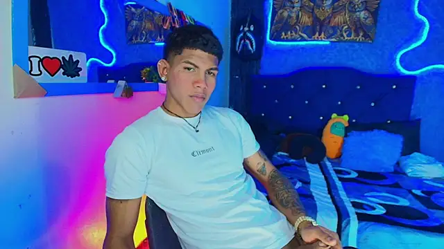 Snapshot of Damian_latinxxx chatting on January 2025 05:32:02 AM Damian latinxxx online show from January 2025 05:32:02 AM