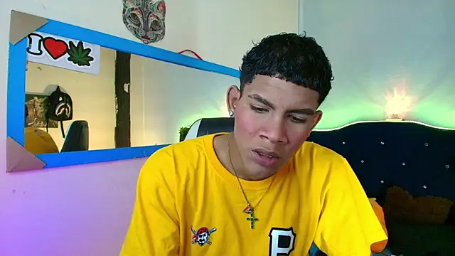 Snapshot of Damian_latinxxx chatting on February 2025 02:27:02 AM Damian latinxxx online show from February 2025 02:27:02 AM
