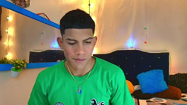 Snapshot of Damian_latinxxx chatting on February 2025 03:11:02 AM Damian latinxxx online show from February 2025 03:11:02 AM