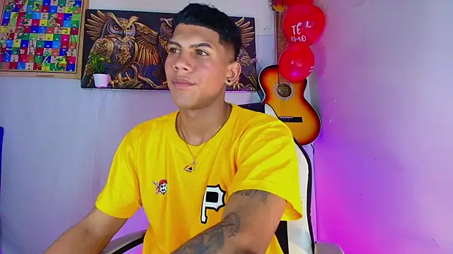 Snapshot of Damian_latinxxx chatting on February 2025 10:10:02 PM Damian latinxxx online show from February 2025 10:10:02 PM