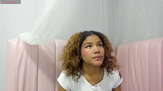 Snapshot of Isabellsmmith chatting on January 2025 04:09:02 AM Isabellsmmith online show from January 2025 04:09:02 AM