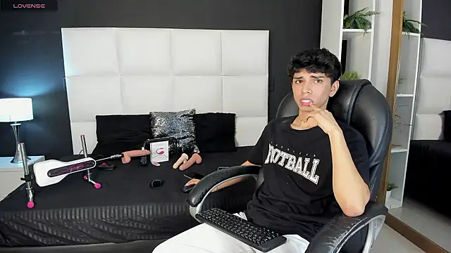 Santy carrington online show from December 2024 08:22:01 PM