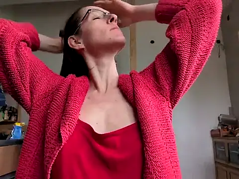 Snapshot of Milky_hairy_mommy chatting on February 2025 07:35:01 AM Milky hairy mommy online show from February 2025 07:35:01 AM