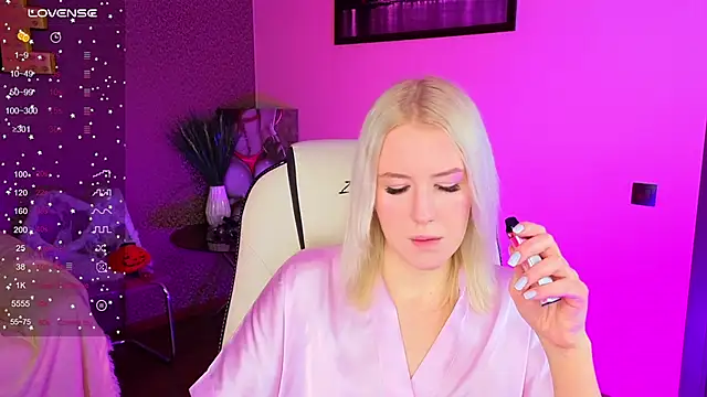 Snapshot of Selenatrend chatting on November 2025 12:26:01 PM Selenatrend online show from November 2025 12:26:01 PM