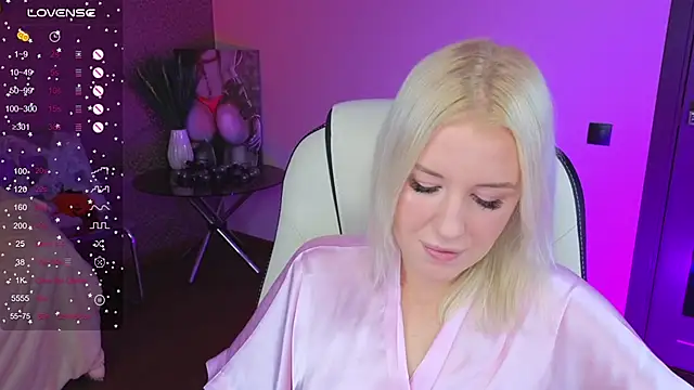 Snapshot of Selenatrend chatting on November 2025 06:52:01 AM Selenatrend online show from November 2025 06:52:01 AM