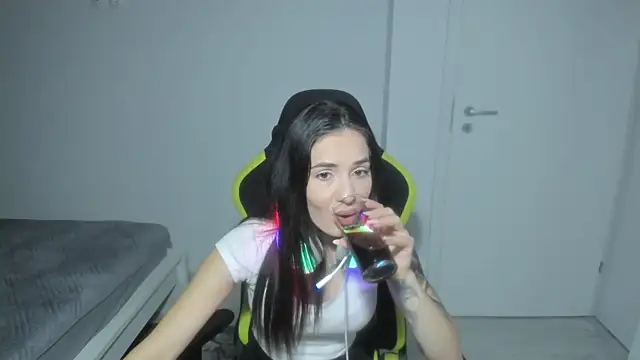 Emmapmg online show from December 2025 06:34:02 PM