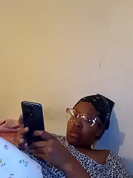 Snapshot of madamsensuale chatting on January 2025 11:24:02 PM madamsensuale online show from January 2025 11:24:02 PM