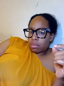 Snapshot of madamsensuale chatting on February 2025 03:00:02 AM madamsensuale online show from February 2025 03:00:02 AM