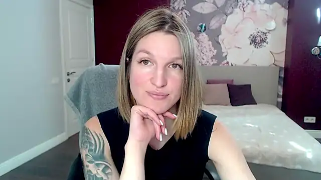 EmilyWalkeri online show from January 2025 10:49:01 AM