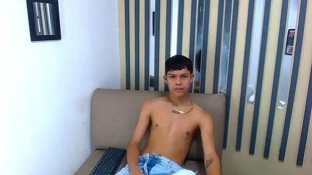 Snapshot of Levis_Montes chatting on December 2024 02:05:01 PM Levis Montes online show from December 2024 02:05:01 PM