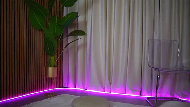 FoxieJullia online show from February 2026 05:33:02 AM