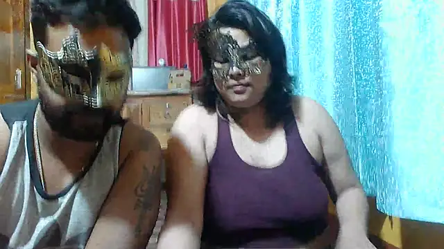 Snapshot of Cutehornycouples chatting on February 2025 06:32:02 PM Cutehornycouples online show from February 2025 06:32:02 PM