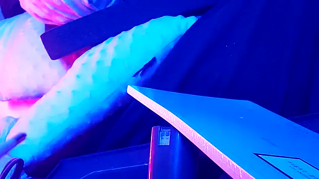 gurlnips online show from September 2025 08:14:02 AM