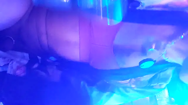 gurlnips online show from October 2025 11:40:01 AM