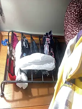 gurlnips online show from December 2025 01:18:01 PM